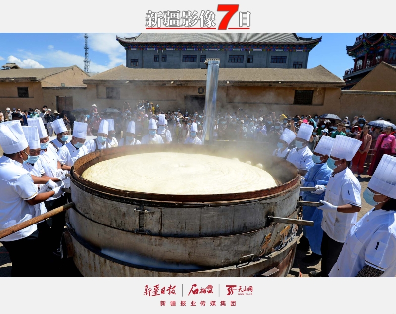 超級蒸籠亮相美食節(jié) ——7月30日，巴里坤哈薩克自治縣舉辦第九屆美食文化節(jié)，縣城文博園景區(qū)、清代糧倉大院內(nèi)直徑2.8米的超級大蒸籠和高1.8米直徑2米的大火鍋，吸引眾多游客圍觀，廚師們在現(xiàn)場制作特色美食蒸餅、土火鍋供游客免費品嘗。張建剛攝